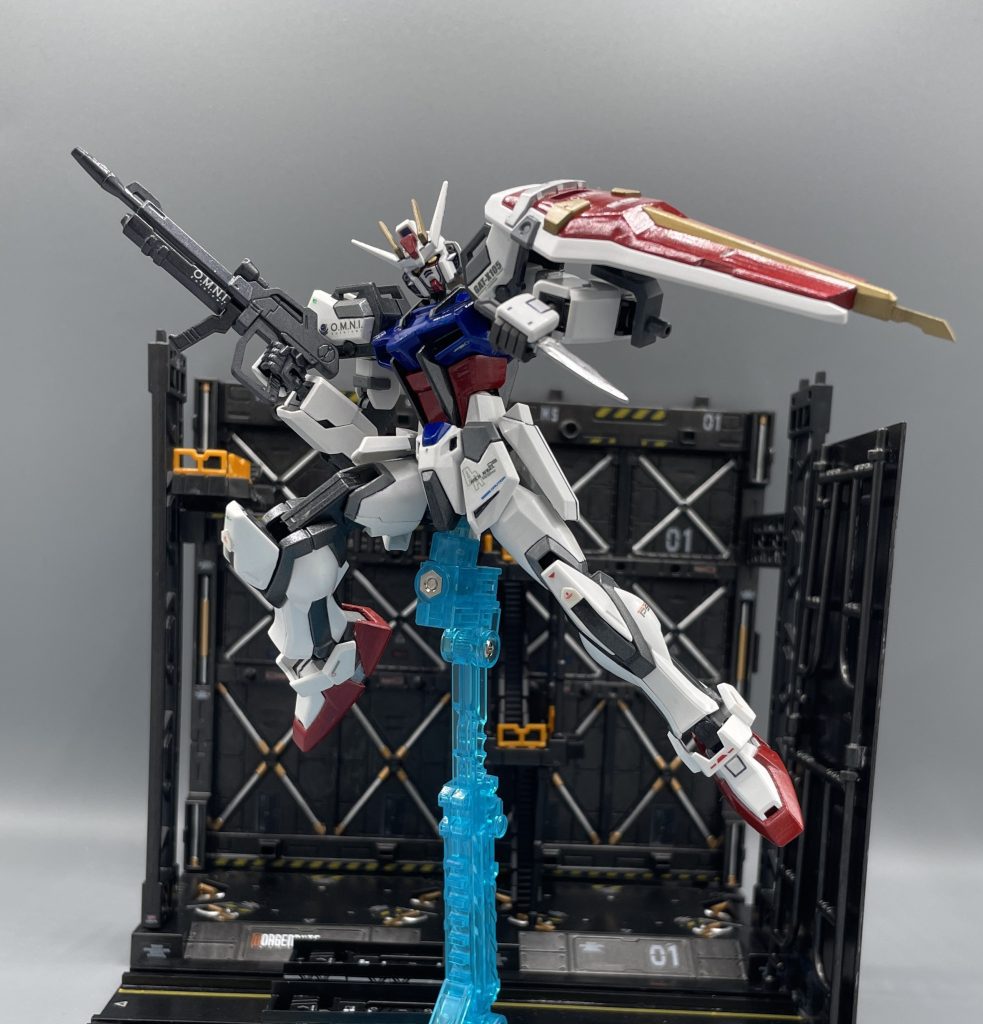 メタルビルド風ポージング ヘリオポリスロールアウトVer.は、エールストライカーが付属しない、いわゆる”素トライク” 状態なのですが、それが逆にカッコいい!と当時の私にはブッ刺さりました。 主役機コンに申し込むにあたって、エントリー機は私の大好きなストライクで、自信作のパールビルド・ストライクにすることは決めていました。