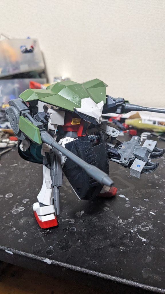 本来はフォビドゥンガンダムをイメージした感じで製作していました