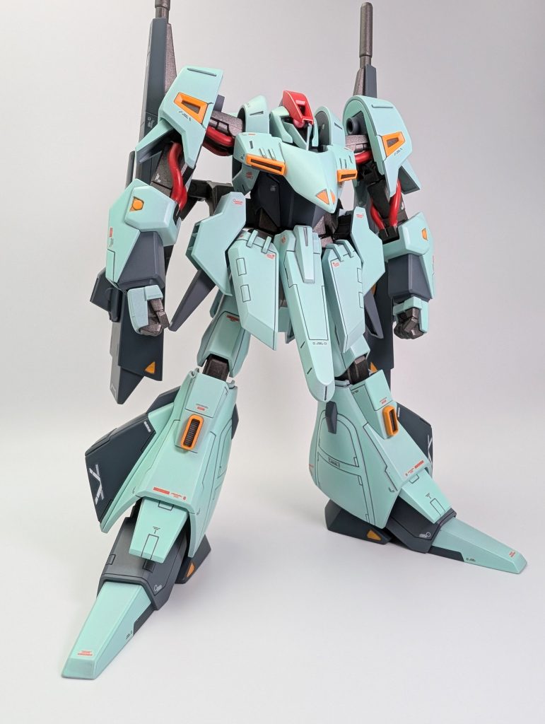 カラーレシピですがグレーサフしてからの、・メイン:ペールグリーン+ホワイト・グレー:ジャーマングレー/グラウ、ジャーマングレー/グラウ(退色)・赤:ピンク下地にレッド・オレンジ:ピンク下地にハイネ専用機オレンジ・関節など:焼鉄色+黒鉄色塗装ハゲが怖いのでMA形態にはしませんでした。改造でMA形態にならずとも機動力はUPできたから、という追い後付け設定でご勘弁を