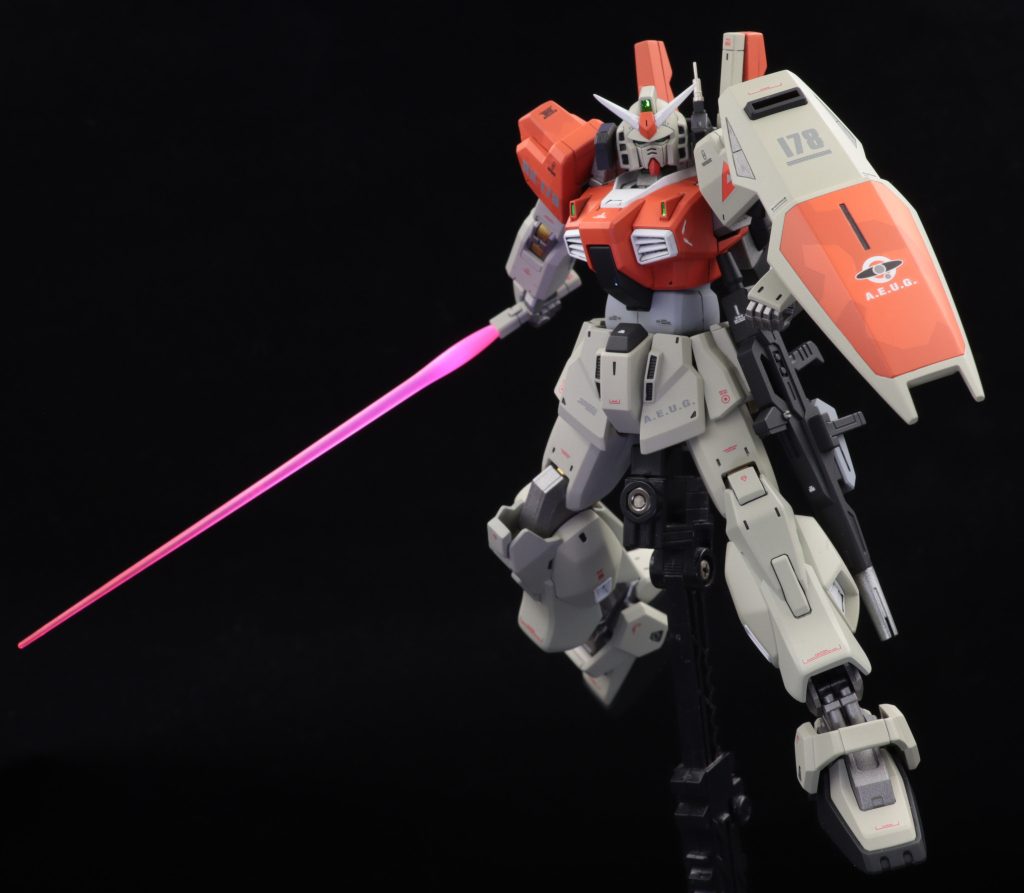 ビームサーベルはポージングに幅を持たせるため、長短にしてみました。