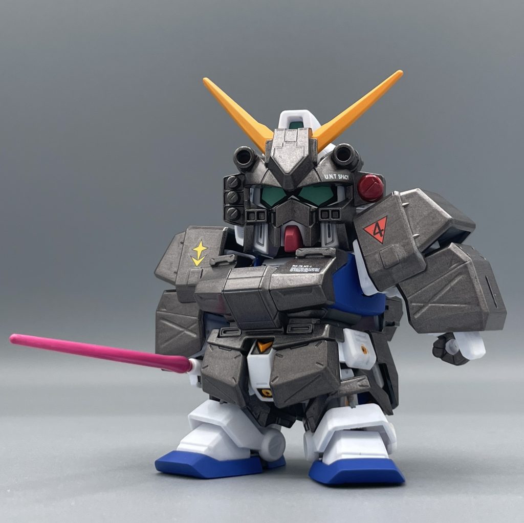 BB戦士名物！？ヘッドギア！　こういう遊び心が、BB戦士やSDキットの好きなところ。後年発売された、マスターグレードにも逆輸入されて注目を集めましたよね。