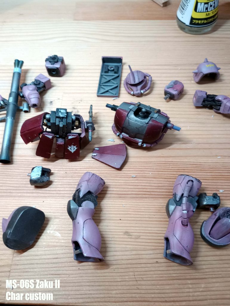 制作工程というか、ばらばらにするとこんな感じ例によって主にガンプラの中身を作ってます