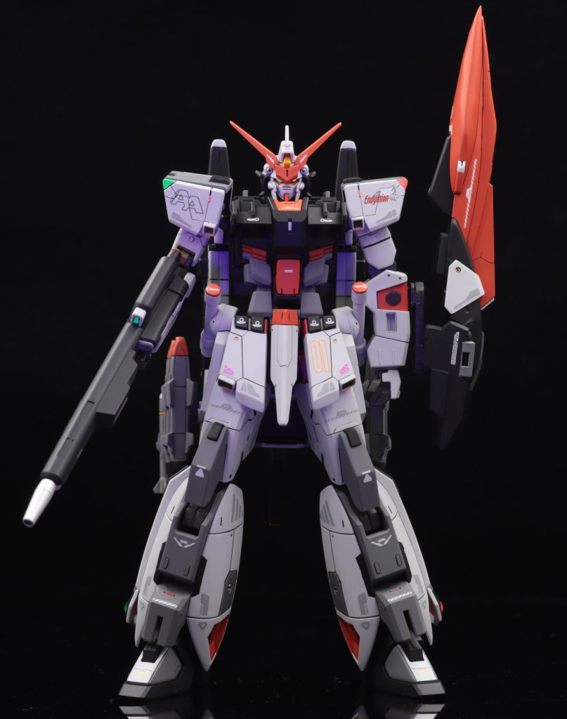 元から完成度が高いキットでしたが、気になった所として太ももが長く感じました。なのでフロントスカート、膝アーマー、足首接続部で延長し太ももが隠れるようにしました。またシールドの先端を延長。それに伴い腕の取り付けで高さを調整する為、新たにジョイントを作成。武装にビームサーベルを2本マウントさせたかったのでビームライフルはシーツ度に懸架出来るようにしてみました。