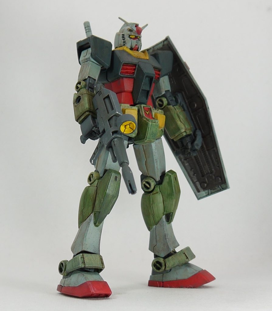 しかし、あまり上手くいかなかったですね。緑の部分はムラが雑になってるし、ほかの色はあまり重ね塗りの効果が出ていない感じ(^_^;) あと、もっと塗料を薄く塗らないと駄目ですね。  基本塗装に水性アクリルを使ったので、ウェザリングはエナメルのチッピングとウォッシングを行いました。全塗装してトップコートも吹いたので大丈夫だろうと思ったら、一ヶ所プラが割れました。試したら水彩絵の具でもウォッシング出来るので、やはりなるべくエナメルは使わない方がいいですね。