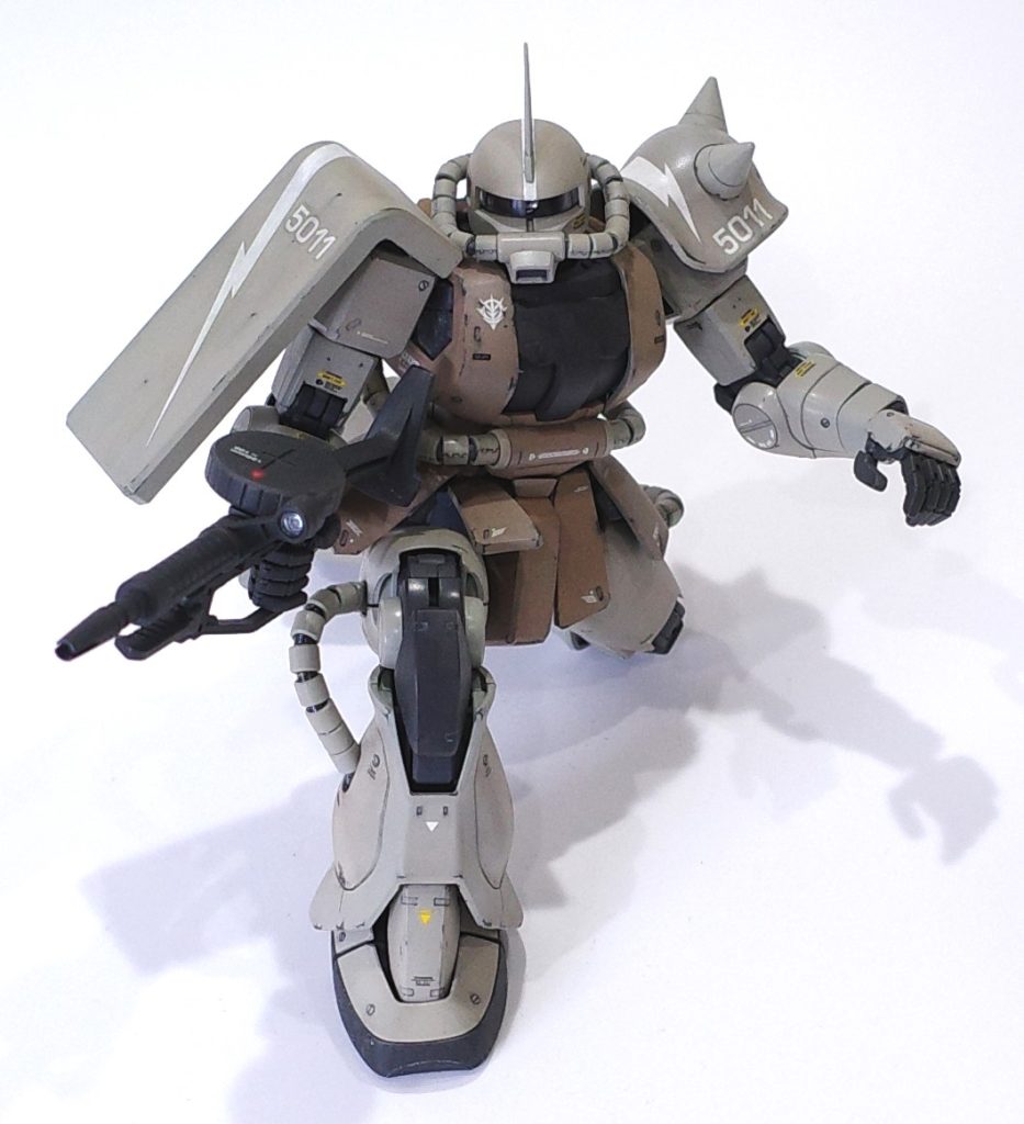 配色は、胴体=薄茶色1号(マッハ模型)四肢=薄茶色4号(マッハ模型)ランドセル=ウッドブラウン(クレオス)その他=C40ジャーマングレー(クレオス)マーキングは、防盾=日本陸軍飛行第50戦隊第3中隊(MYK)スパイクアーマー=日本陸軍飛行第11戦隊第1中隊(MYK)胸章=MGドム用、突撃機動軍(キシリア・ザビ麾下)昔の国鉄車両に使われ現在はあまり見ない色ですがなんとなく機動戦士ガンダムのジオン軍には似合う気がします。