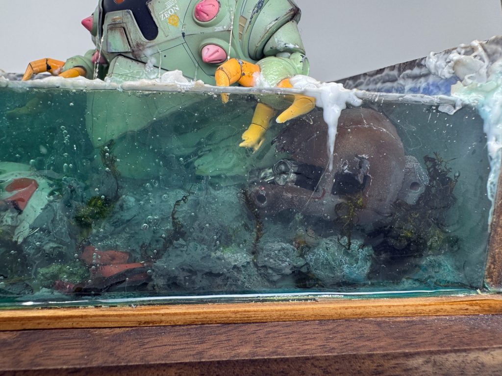 水中には海底のディティールに加えてザクの残骸や連邦系の爆損した部分、シールドなども沈めています。木のベースはダークウォールナットを使ったのでズッシリ重いです