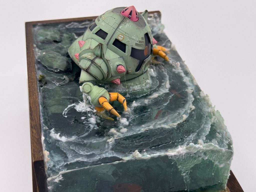 波の表現が何度も何度も重ねては乾燥させて最後に２液レジンでコート