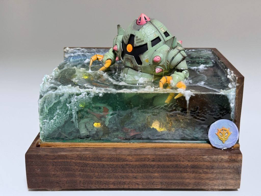 光源はモノアイ、水中３箇所。電池とスイッチは下部くり抜いてあるのでそこへ。単三電池ｘ２　交換可能です。