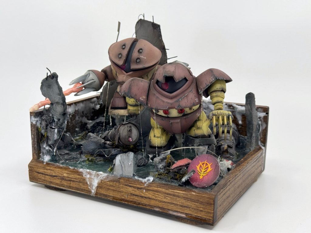 ゴックとアッガイがスラスター噴射で飛び上がる両機を構図としてアッガイはビームエフェクト(取り外し可能)をつけて、それぞれに水の表現やエフェクトを足しています。