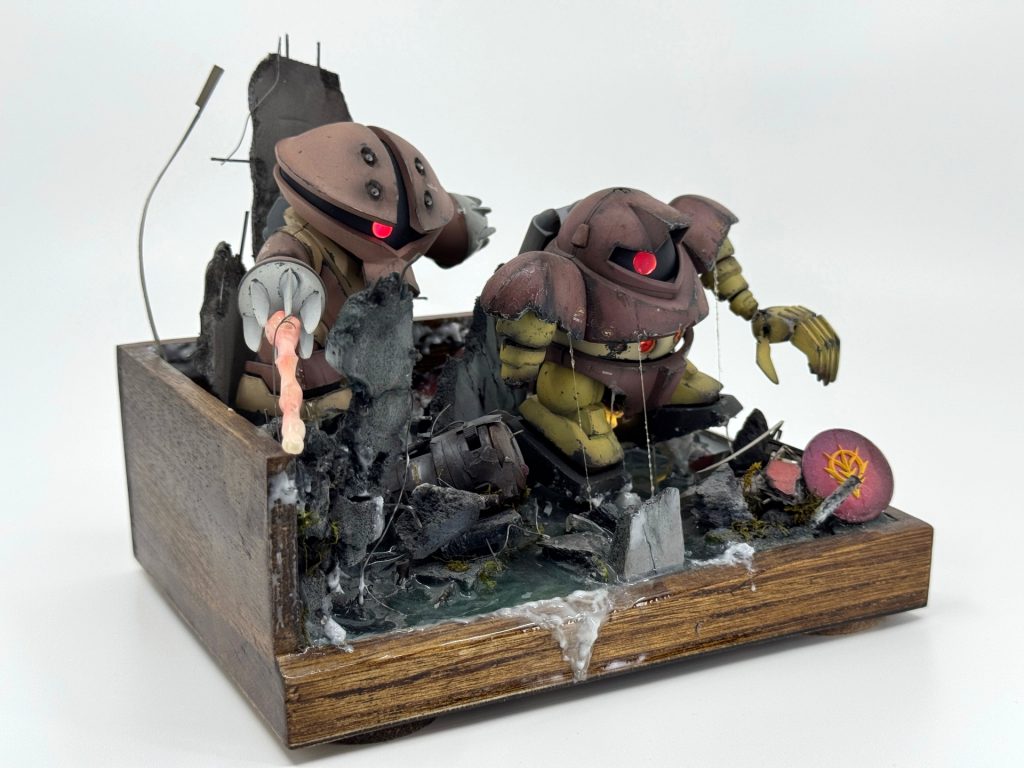 発光ポイントは両機のモノアイ、それぞれの足元やスラスターエフェクト付近を発光するように改修製作しています。