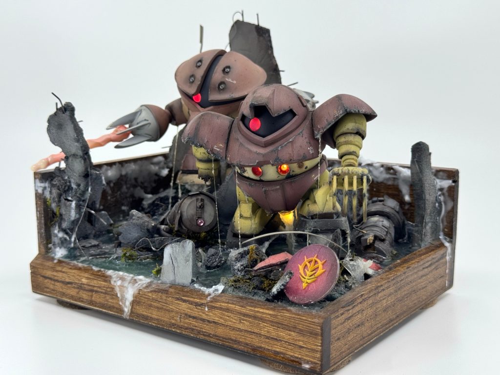 電池ボックスは情景の中に溶け込ませる形で仕込みました。LR44x3のユニットが2個あります。電池交換可能