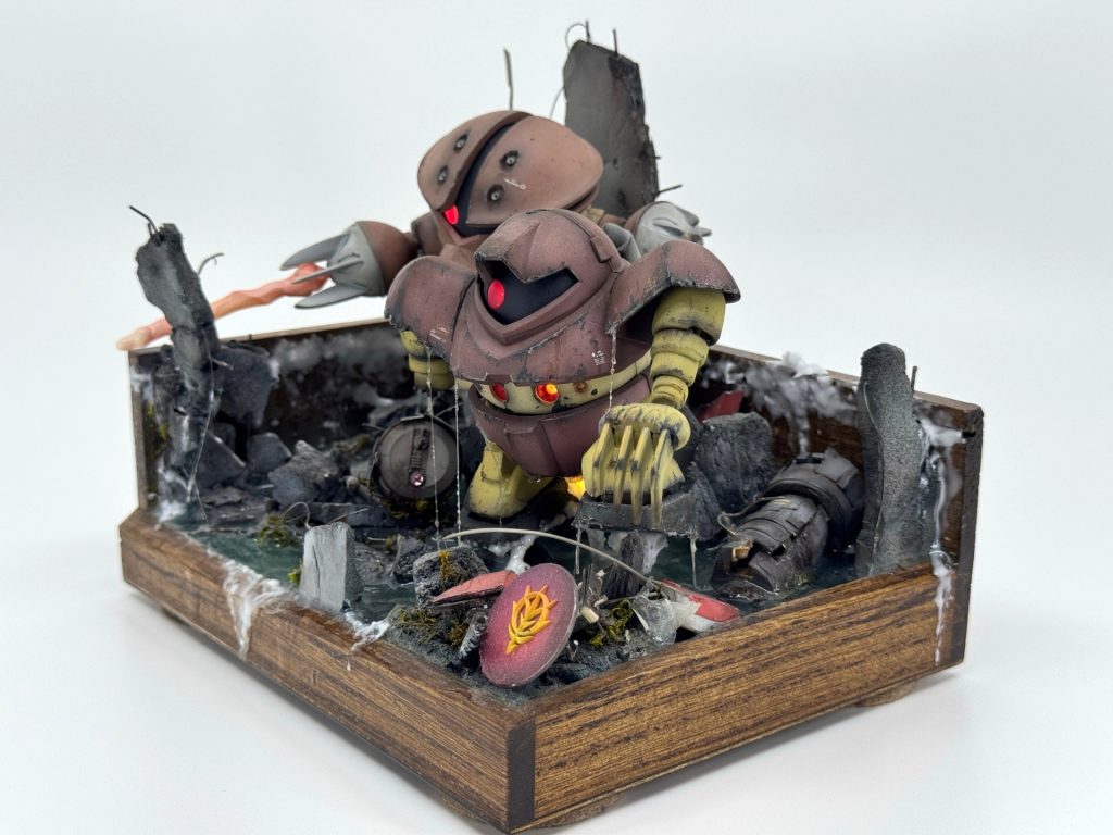 細い糸みたいな物は元々水が滴るのを表現する際に入れ込んだ物でカットして調整するつもりでしたが案外このままでも良さそうなので合えて残しています。