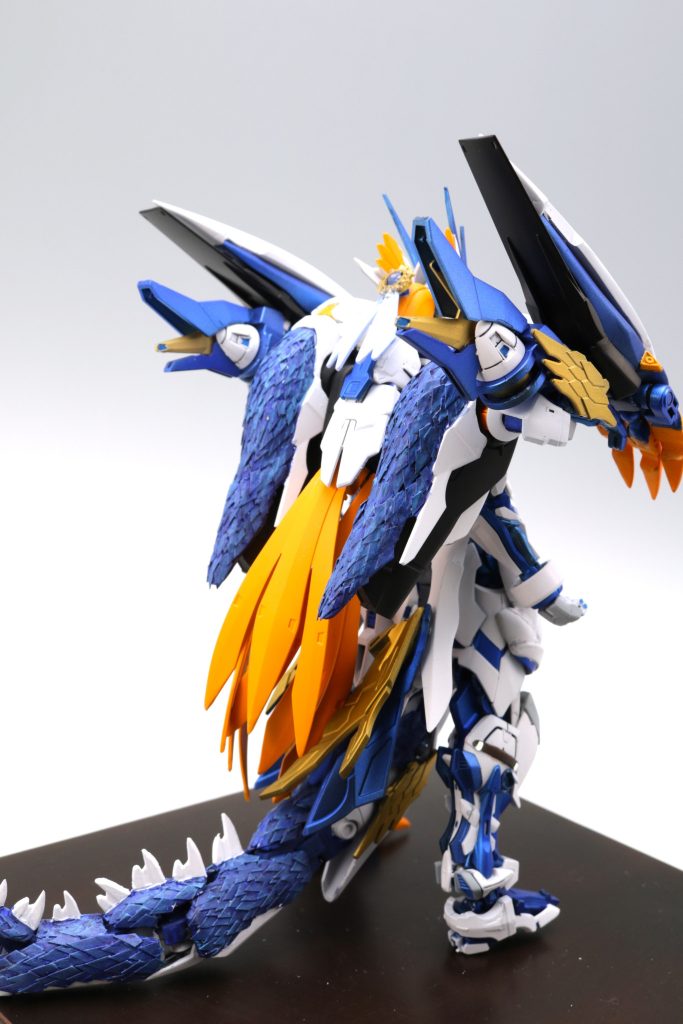 尻尾のパーツは主にHGダナジンの尻尾パーツとシャイングラスパードラゴンの尻尾で構成されています。鱗の貼り付けは8月のお盆ぐらいに思いつて、ひたすら鱗を切ってました。背面のユニットはダブルオースカイのGNドライブを装備しました。