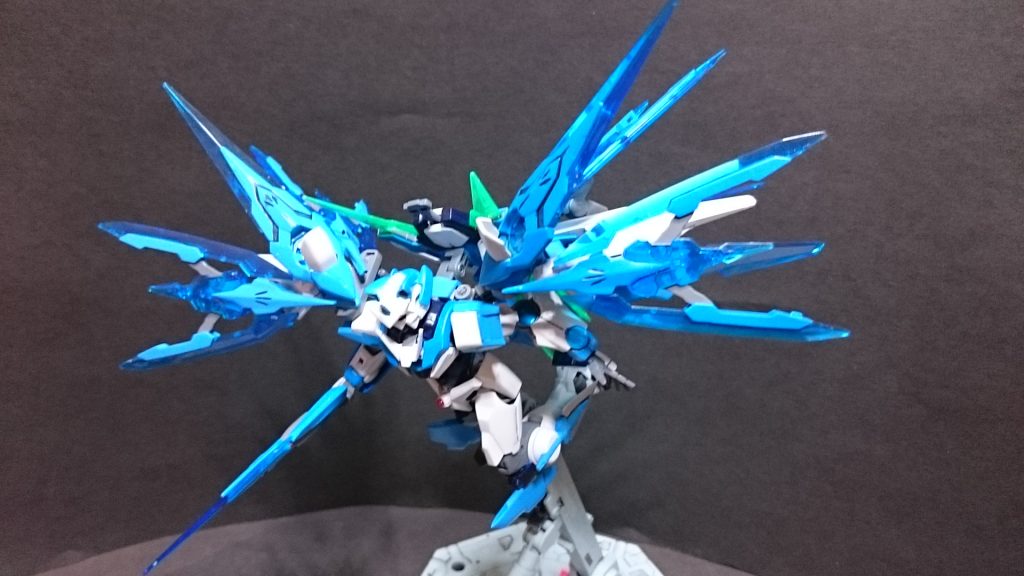 そこにフルセイバーを装備することになるが、そもそもフルセイバーはツインドライブの制御用に開発された経緯があるため、トリプルドライブの制御には必須の装備といえる。