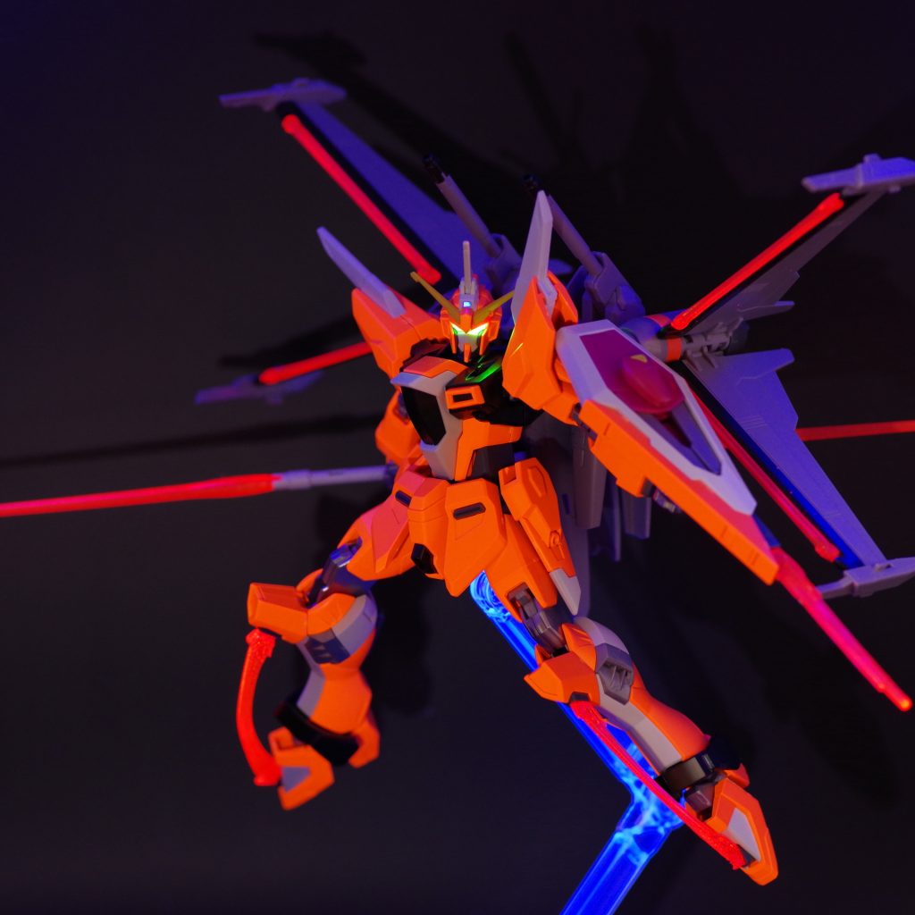 成型色がブラックライトで派手に光りますが、ツインアイLEDを点灯させることで全身の蛍光にも負けない発光が可能です。