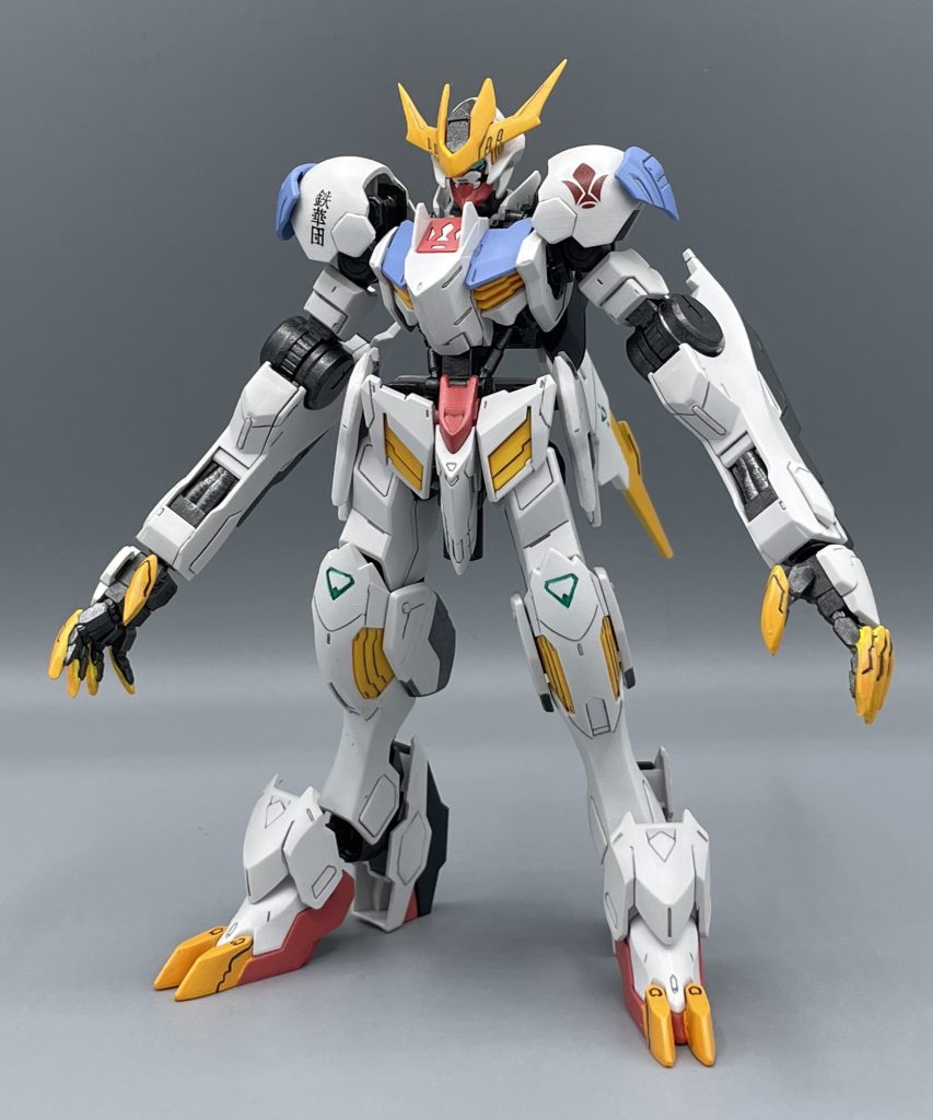 ASW-G-08 GUNDAM BARBATOS LUPUS REX 「機動戦士ガンダムガンダム鉄血のオルフェンズ」の後半主役機にして、三日月・オーガスの搭乗するガンダムバルバトスルプスレクス。 モビルアーマー「ハシュマル」との激戦で大破したバルバトスは、歳星に運び込まれてテイワズの技術者によって大改修されて蘇えりました。その際、破壊したハシュマルの武装も取り込まれました。https://gumpla.jp/hg/2062843