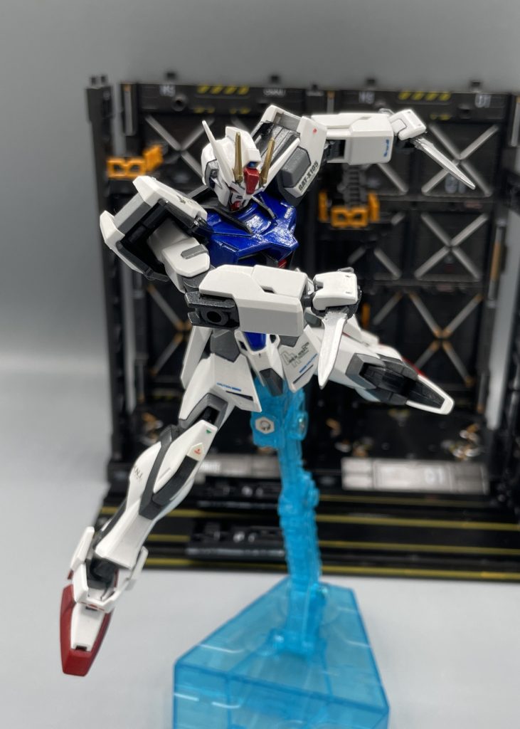 アーマーシュナイダー!! せっかくエントリーするなら、百均のディスプレイベースを使ってジオラマ風にしようとコツコツと塗装しておりました。カタパルトやMSハンガーも、全て筆塗り全塗装です。 行きつ戻りつ作業をしていたら、ディスプレイベースに拡張パーツが発売されているではありませんか!!コイツは使わない手はない!と思い、自作MSハンガーに組み込んでみたら超カッコいい★ この作品で、唯一拡張パーツのみ未塗装なのですが、さほど違和感は感じないかなーと思います。販売元の山田化学株式会社さんは素晴らしい会社です。モデラ―のツボを押さえていらっしゃる。