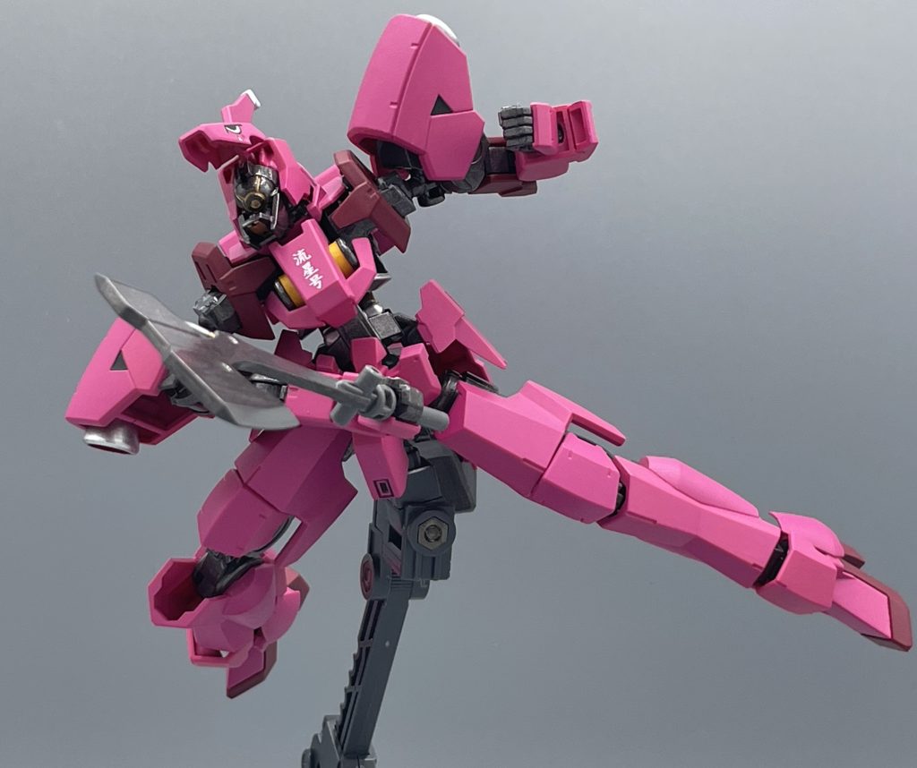 グポォン・・・・　以上、HG「流星号（グレイズ改弐）」でした。ベースとなっているグレイズ自体が非常に出来の良い傑作キットですので、この流星号も当然組みやすく、遊びやすい良キットに仕上がっています。　しかし、肩アーマーが変わったことで新たな合わせ目が発生し、キットに付属するノーズアートはホイルシールになっています。少し厚ぼったくなるので、水転写式デカールの使用が必須かなぁと思います。　最後までご覧頂き、ありがとうございました！！(*^-^*)♪♪