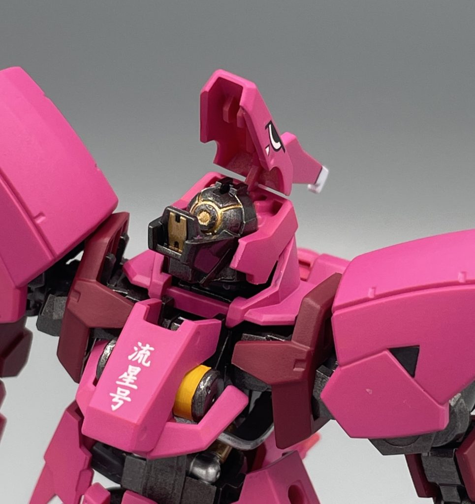 フェイスオープン　グレイズなので、頭部のメインセンサーはギョロ目ちゃんです。頭部アーマーには、恐竜のような瞳と牙のノーズアートが施されていますが、これもシノの意向によるものです。