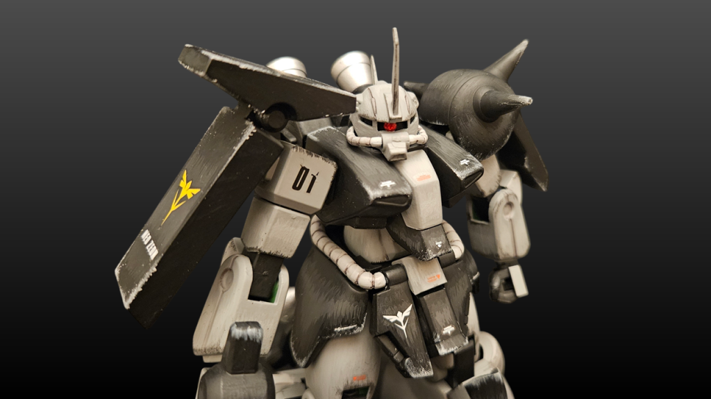 アップで。モノアイは100均のネイルグリッターストーンを貼り付けてクリヤーレッドで塗装しました。