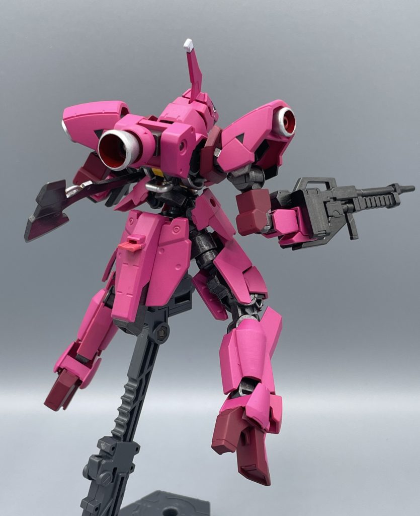 　ギャラルホルン→昭弘→シノと乗り繋げた”おさがりのおさがり”的な機体です。とはいえ中身は〈テイワズ〉によってチューンアップが施され、パワーアップを果たしています。肩アーマーとリアアーマーは、〈百錬〉のものを装備しています。