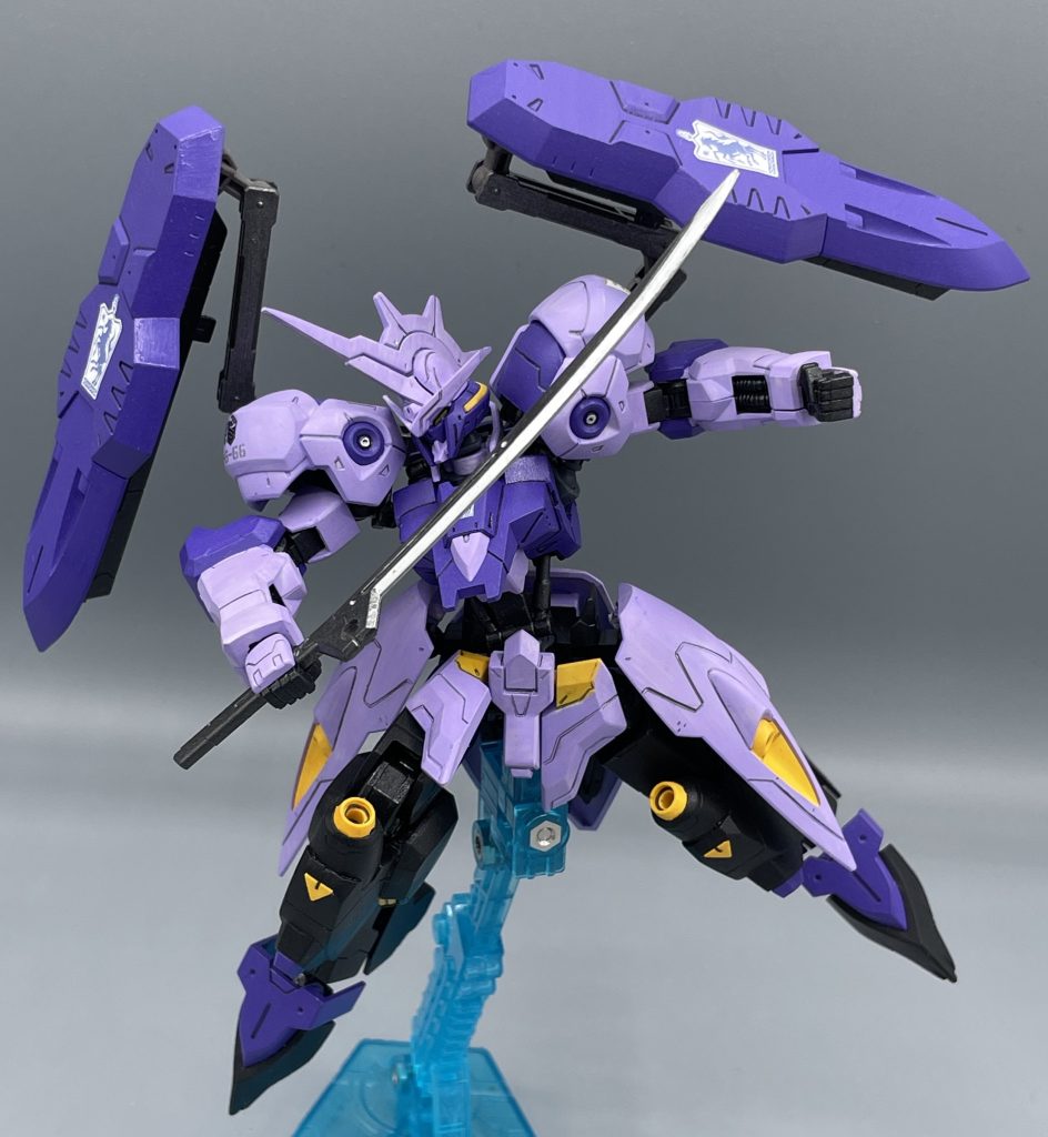 刀　バルバトスの装備した太刀よりも刀身の短い斬撃用武装です。モビルスーツのフレームに使用される金属を使用して拵えられたため、刺突・斬撃の双方において高い攻撃力を誇ります。