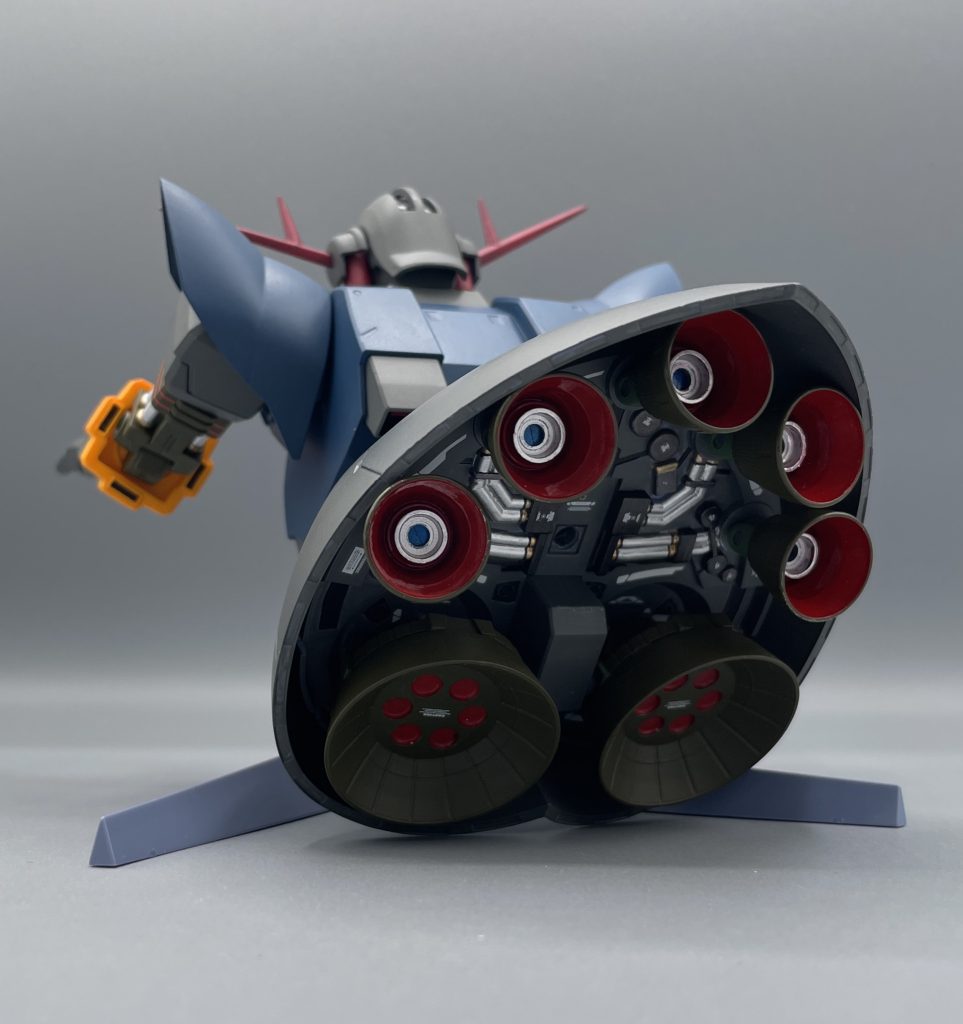 脚なんて飾りです　本体をシンプルに塗装した分、スカートバーニアの類は色数も増やして密度を徹底的に高めました。光沢部分とつや消し部分で塗装に変化を付けることで、メリハリを出せるように頑張りました。