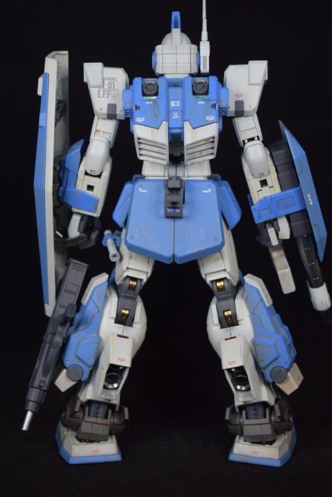 左足のブルパップマシンガンはネオジム磁石でくっついてるだけです。