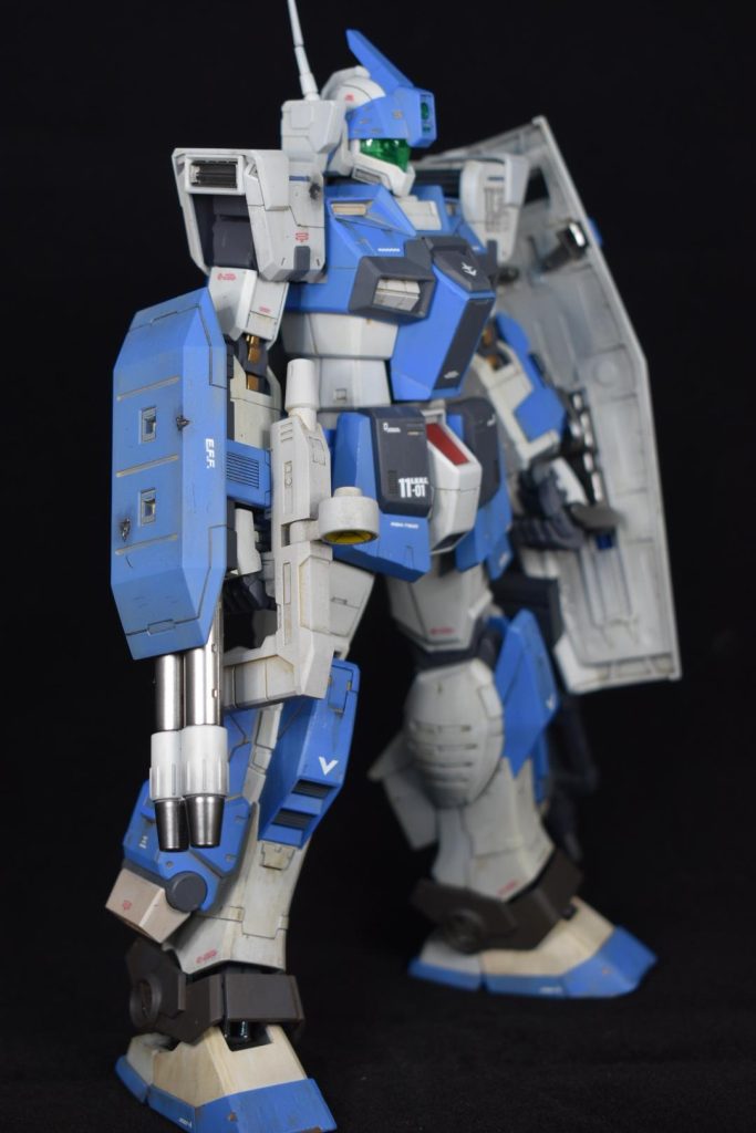 ユウの部隊は地上のあらゆる場所を転々としてるイメージなので土汚れや砂埃をメインに、オイル漏れや雨汚れを書き込んでます。本体とシールドには若干の被弾跡も付けました。