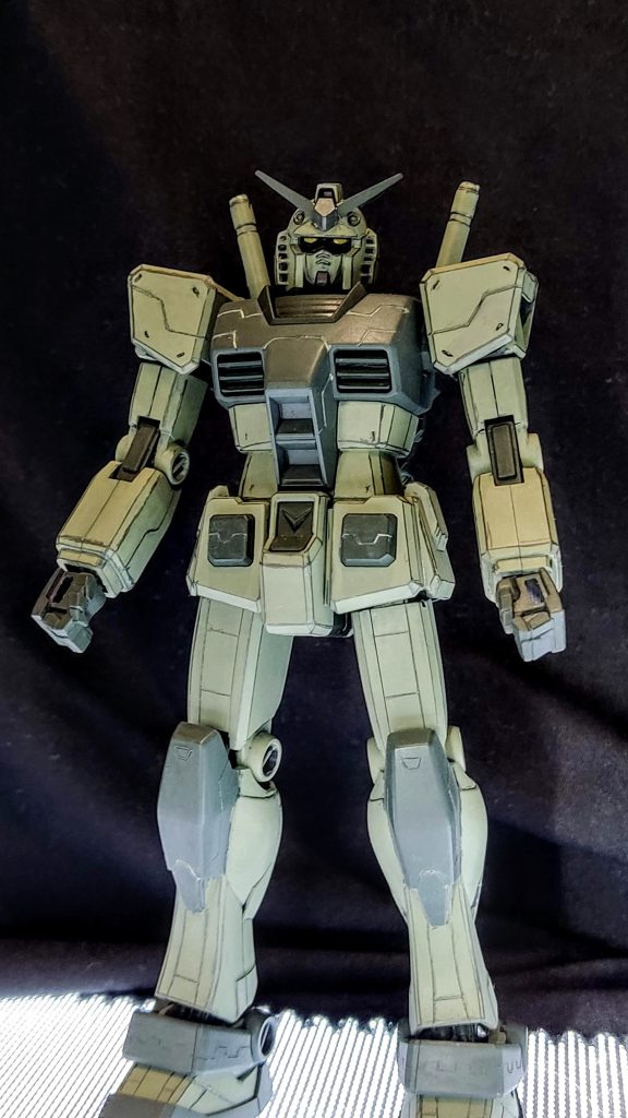 もう少しグレーっぽいかと思っていましたが、塗ってみると結構グリーンです。ザクっぽい…