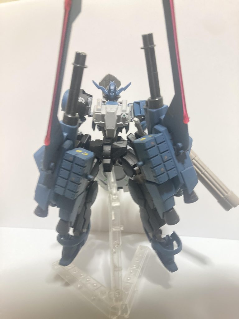 正面から頭以外はキマリストルーパーのフレーム使いました。カラーリングはヴィダールイメージです。膝にはボールデンアームズのミサイルポッドと、ギャンバルカンのバルカンにファトゥムのサーベル部分付けた改造武器付けてます。バルカンはゼリョーニに使う予定だったけど、色合いが違いすぎたのでお蔵入りにしてました。