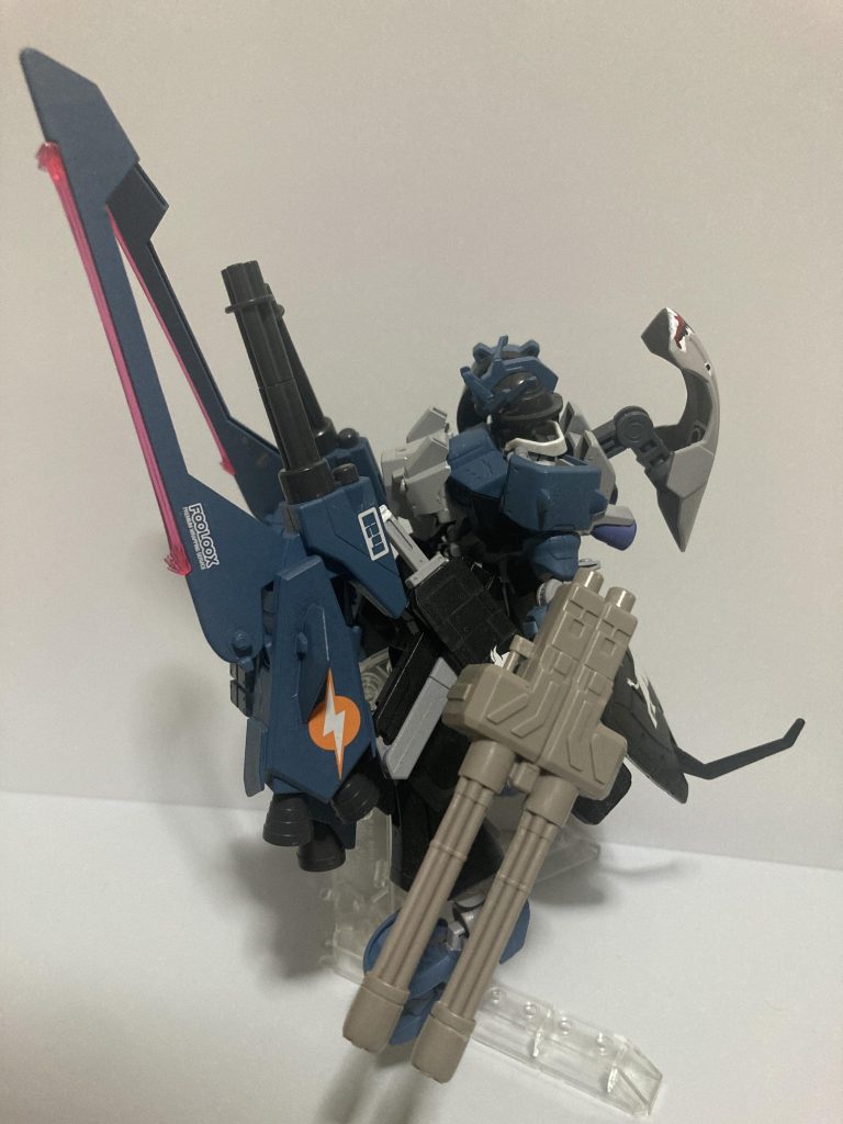 横から左腕にはサーペントカスタムのダブルガトリングを右腕は何も持っていません。弾幕はいくらあっても良いですからね。