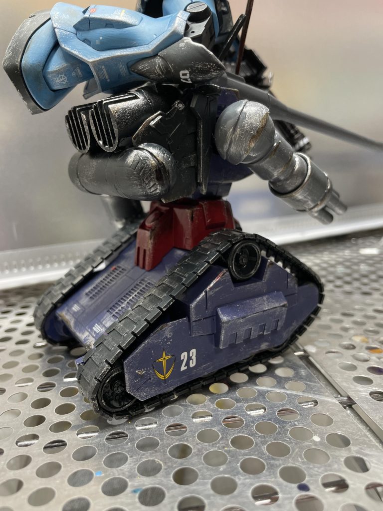 ほぼHGガンタンクですが、量産型っぽくするために、ウエスト部分のパーツをなくし低身長に、ジャンクパーツでランドセル部分作成、キャタピラのカバーをプラ板で作成。色は量産型ガンタンクカラーを参考に筆塗り。ウェザリングはグフ・カスタムをあまり汚したくなかったので控えな感じに。