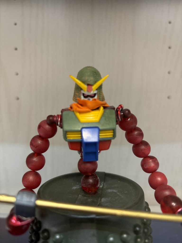 顔は目の部分がしっかり見えるように加工。頭とマントは指サックを使っています。