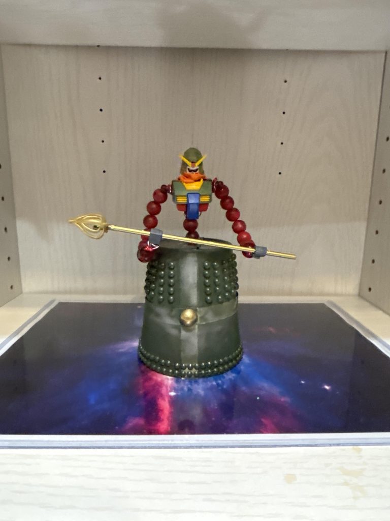 鐘の部分は100均で売っていたクマさんのコップにビーズを貼り付けています。腕は同じく100均の数珠を分解して針金に通しています。