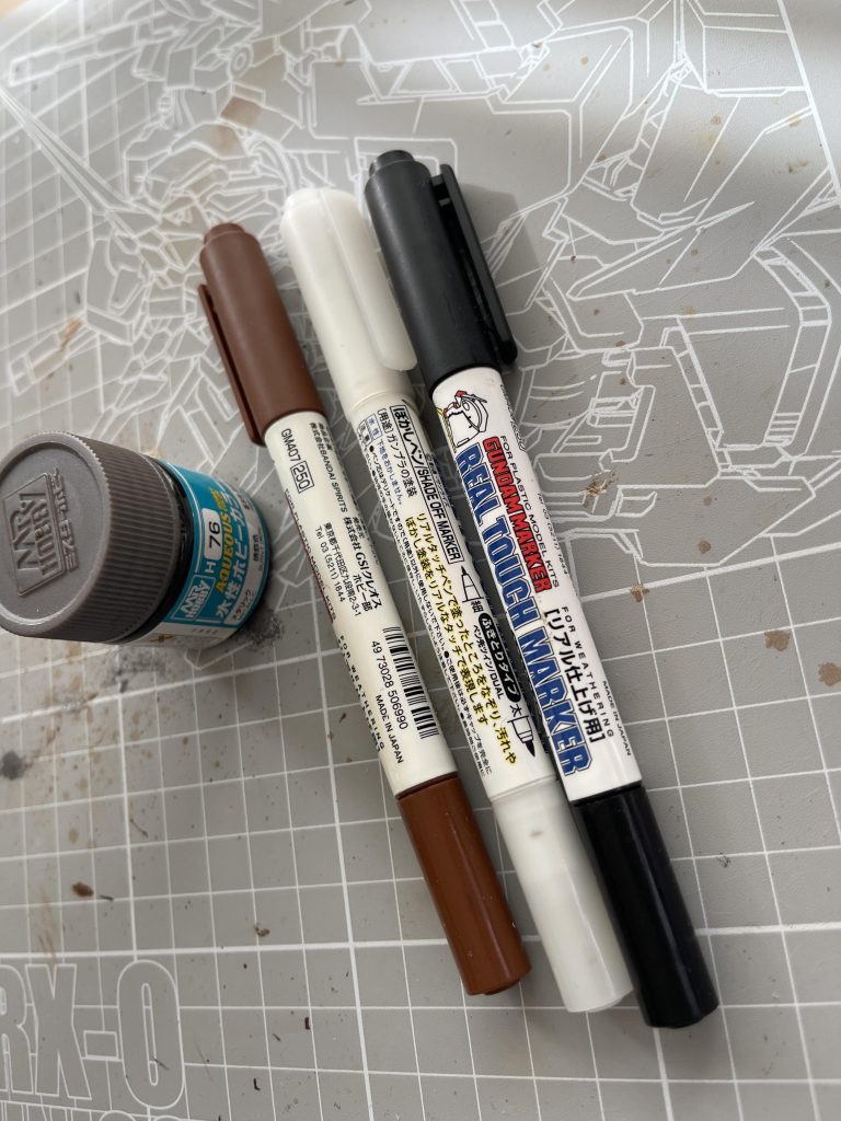 ウェザリングに使ったのはリアルタッチマーカーと焼鉄色でチッピングです！お手軽にカッコよくできます✨