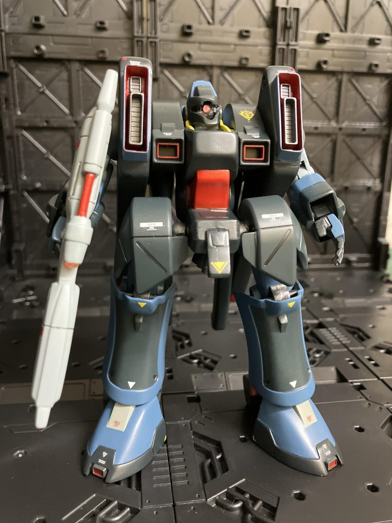 股関節にポールジョイント仕組みましたが、右足がクリアランス不足の為か、開きません(笑)ジョイント隠し板つけましたが、丸見えですね。もも上のカバーは足に直接つけてます。