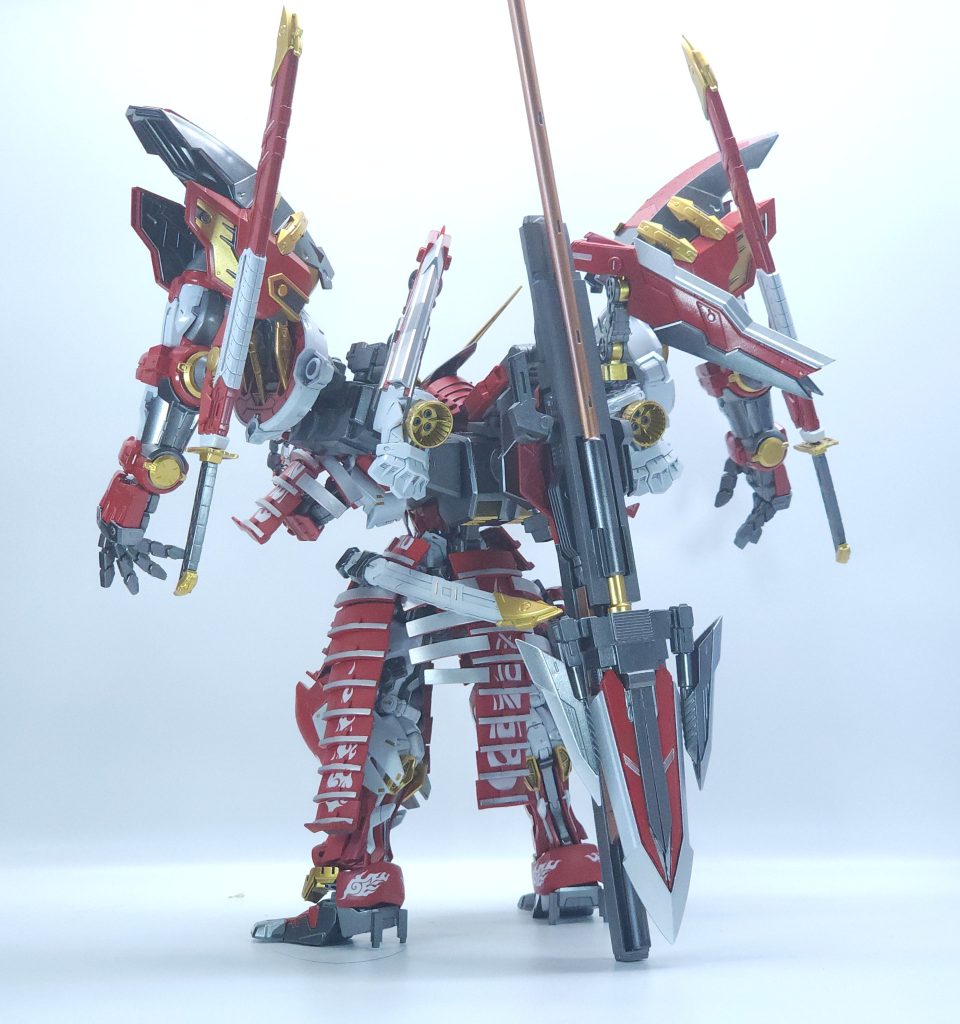 背面です、大型の可変十字槍、火烈、を懸架出来るウェポンラックを兼ねた遠距離武器、鬼ヶ島、を装備してます、パアーアームにはそれぞれ菊一文字と虎徹を装備、腰には他二振の刀より短めの刀、鬼爪、を一振装備。