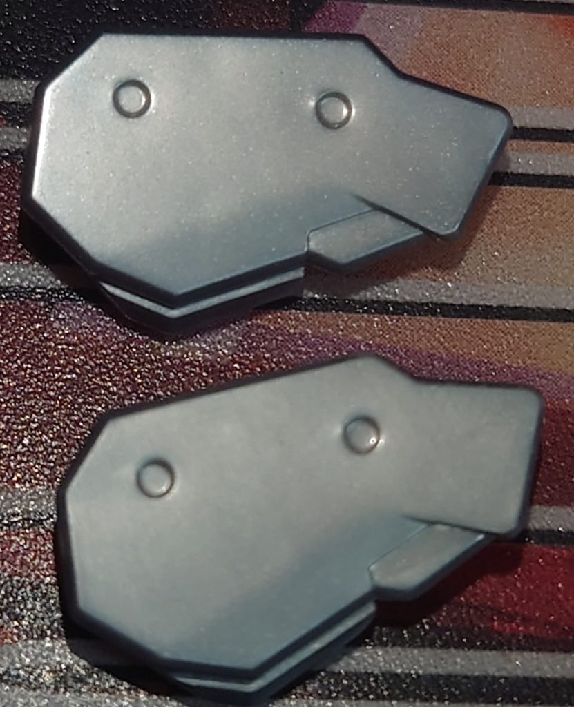 関節部分の加工。上が加工前。下が加工後。 キラキラした物が全体的に無くなるまで、ペーパーで削りまくってました。