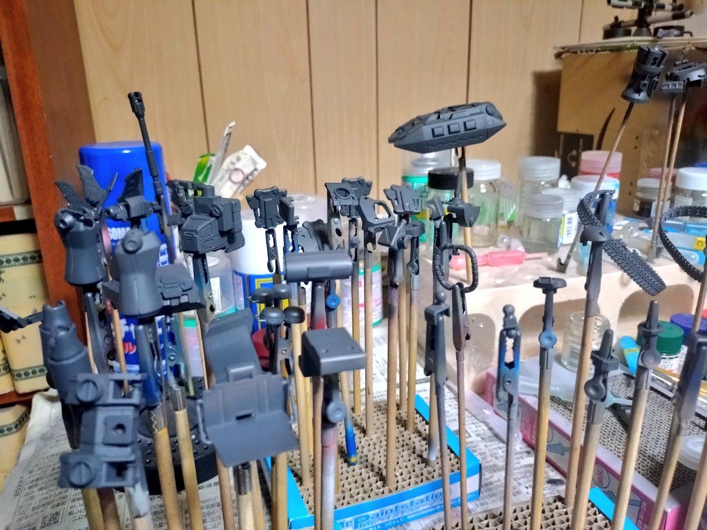 ・サフ中いつもはメカサフライトを使っているのですが暗い感じに仕上げたかったのでヘビーを吹いてますこの後に調色したレッド、フロストマッドブラック、ヘキサグレー、SBジュラルミン等で塗装をしクリアコートの光沢を吹きました