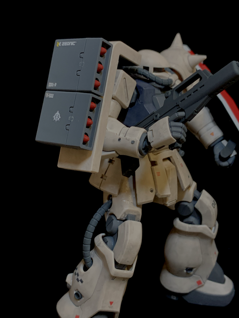 ３連装ミサイルポッドです。元々は脚部に装備されていますが、脚部では射角に問題があるのではないかということで、装備位置が肩部シールドに変更されたという設定です。接収品をそのまま使用したということで、デカールは逆さまに貼ってみました。