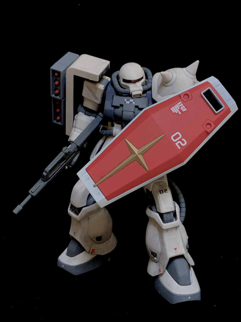 シールドです。リバイブガンダムから流用しています。ハンドパーツと腕部に仕込んだ磁石で保持しています。ミサイルを肩部に移設したことによるカウンターウェイトとして手持ちシールドを装備しています。