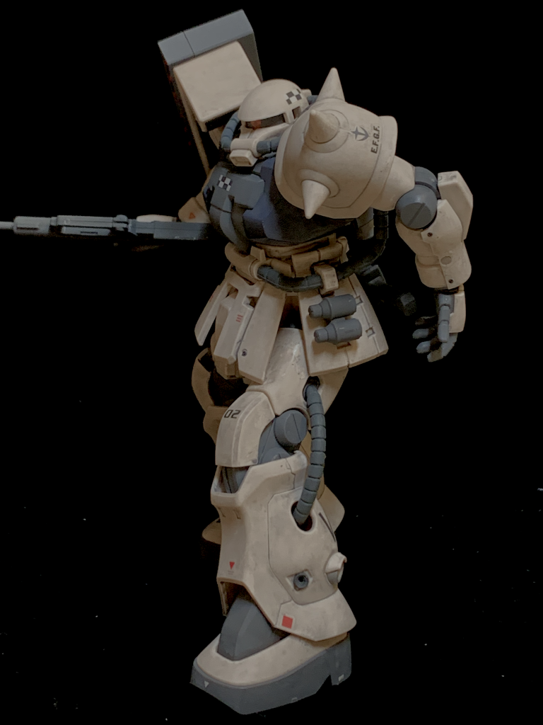 腰部アーマーにはヒートナイフを装備しています。