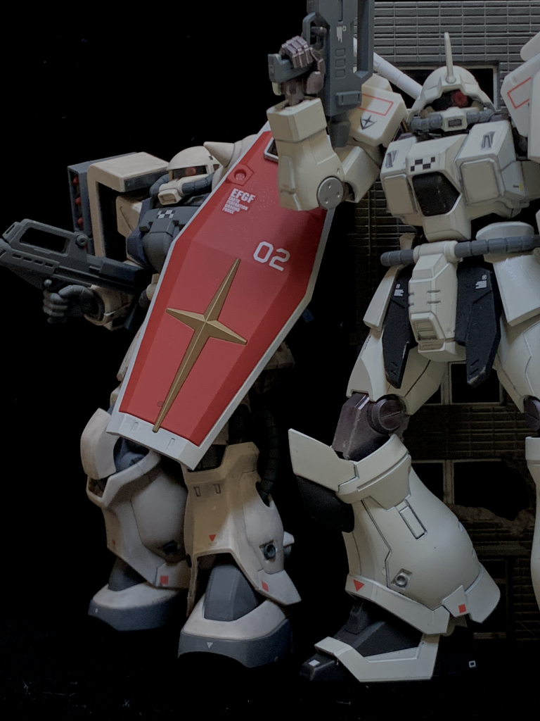 イフリートとの共同戦線イメージで〆。ご覧いただきありがとうございました。カラーレシピ：バーニアノズル：タミヤエナメルクロムシルバーシールド：アトムハウスペイントレッド、ファレホメカカラーオフホワイト、ガンダムマーカーゴールド肩部シールド裏等：ファレホサーフェスプライマージャーマンパンツァーグレーミサイル弾頭：ファレホメカカラーレッド 