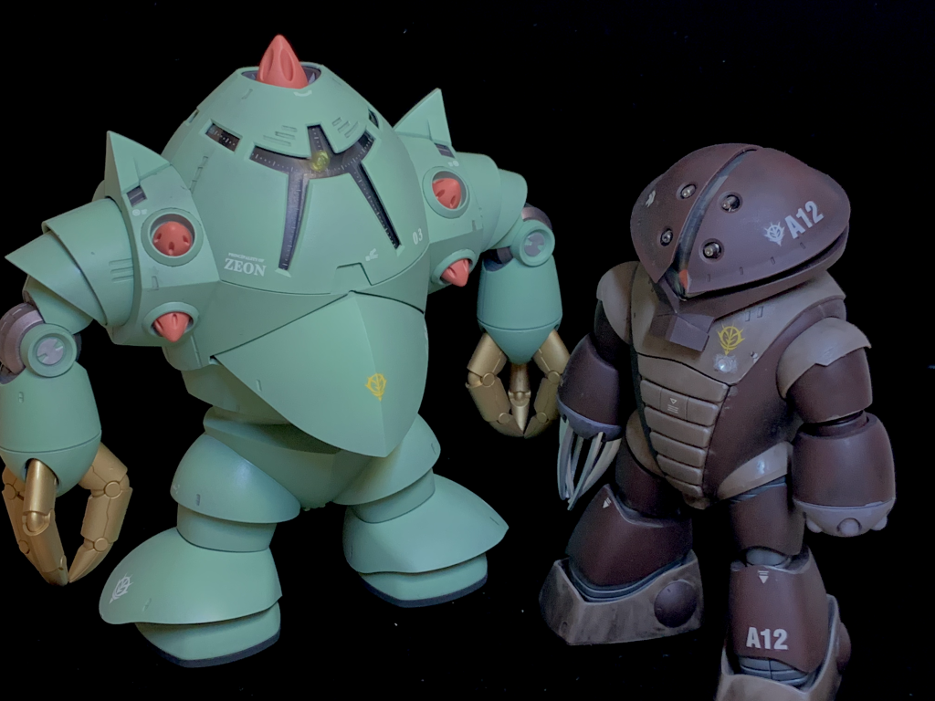 以前製作した同じ水泳部のアッガイとの２ショットで〆。ご覧いただきありがとうございました。カラーレシピ：関節部：ガンダムマーカーヘビーガンメタリックアイアンネイル：ガンダムマーカーゴールド足裏：ファレホサーフェスプライマージャーマンパンツァーグレー、タミヤエナメルクロムシルバー本体色：ファレホメカカラーグリーンブルー