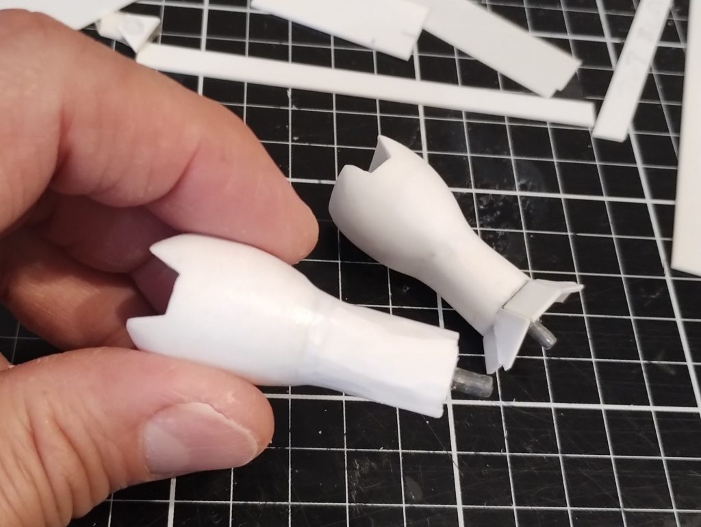 鬼門の曲面、スネです。細長い箱組みにプラ板で厚みを持たせ、そこから削り出していくという感じでやりました。ちなみに裾のフレア部などの装甲は、四肢の質量は軽いほうが機体の運動能力的には有利なはず、とかオタク特有の早口で考えながら薄く作っています。