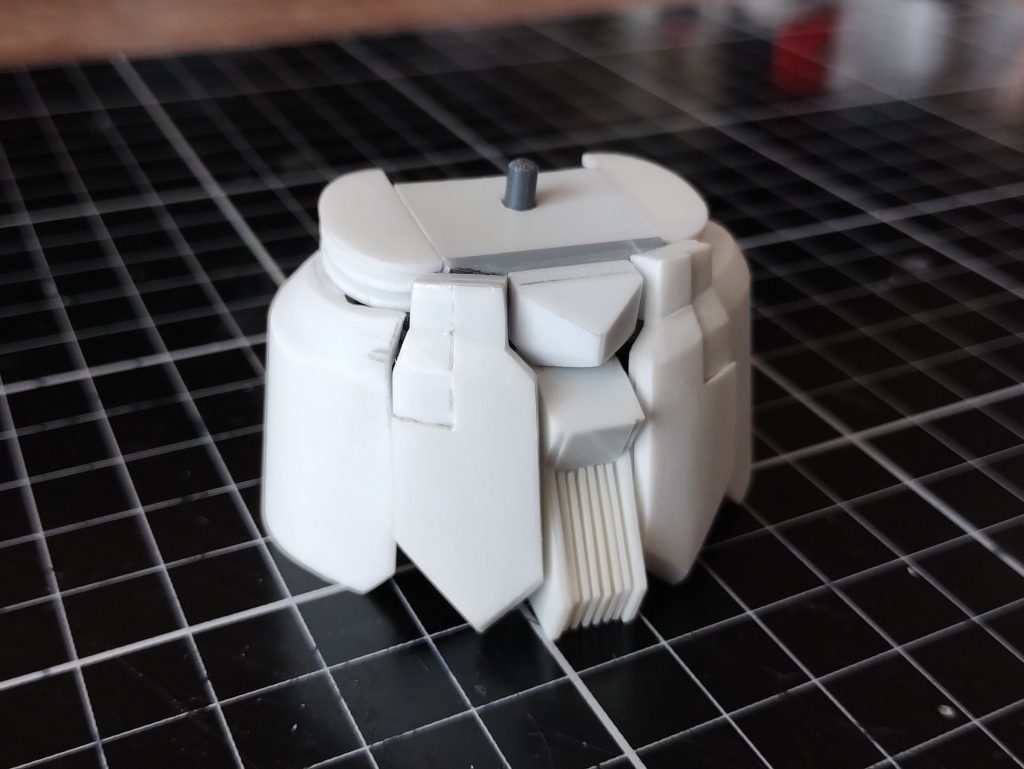 腰部。プラ板です。写真は制作途中のものですが、スカートの厚みと形状が気に食わなかったので結局すべて作り直しました。