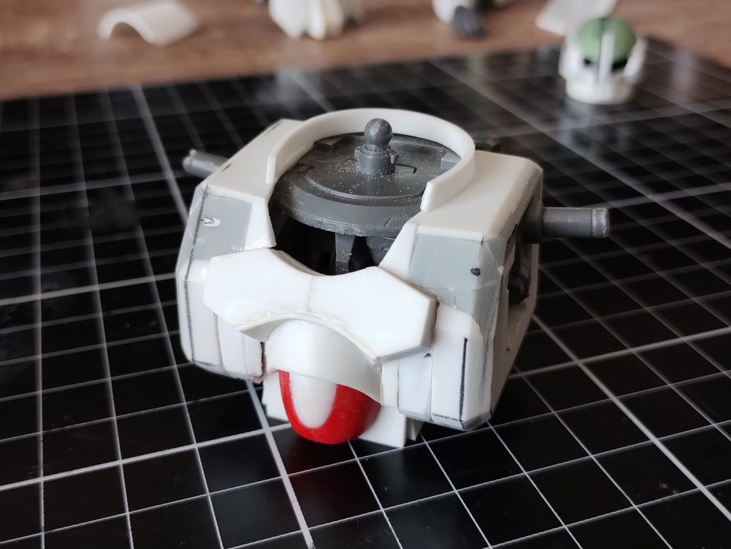 胸部は複雑な構成となっており、各パーツのすり合わせをしながら少しずつ形にしていきました。兵器っぽさのイメージで、有機的な曲面は控え、ほぼ平面で構成しています。