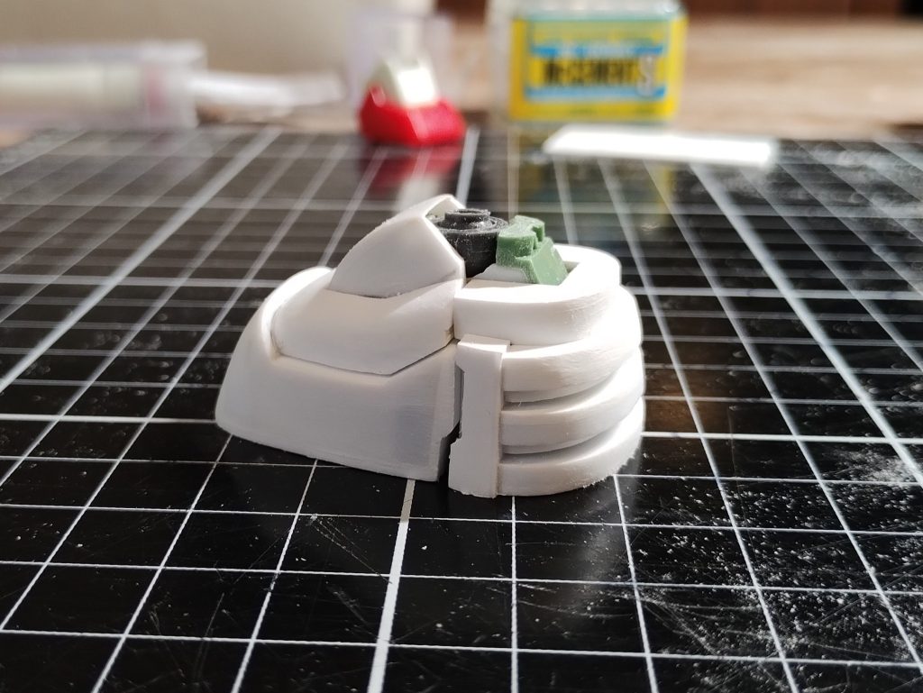 足はご覧のとおり白い塊です。このパーツは基本1/144キットの形状に似せて作りました。が、一部から「厚底ブーツ」と言われショックを受けました。一応足裏にマグネットを仕込んでみたりしましたが、その力を発揮することはないでしょう。