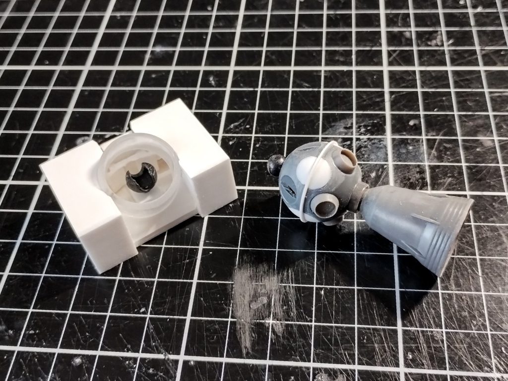 バックパックです。これも地味に面倒な構成で、若干混乱しながら形を出しました。ちなみにバンダイは安全上の配慮のためか、こういう箱物に必ずC面をつけたがるようですが、個人的には「箱っぽい」方が兵器感があると考えそのようにしています。